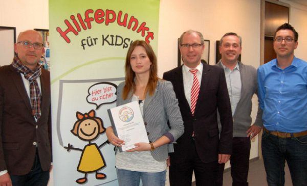 Christoph Stork, Verena Klebolte, Landrat Manfred Müller, Marco de Luca und Carlos Tomé präsentieren die „Hilfepunkt-Studie“.